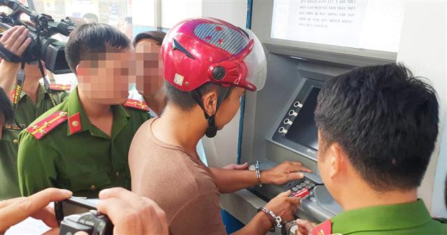 1 phút đánh cắp thông tin thẻ ATM của nhóm nghi phạm Trung Quốc