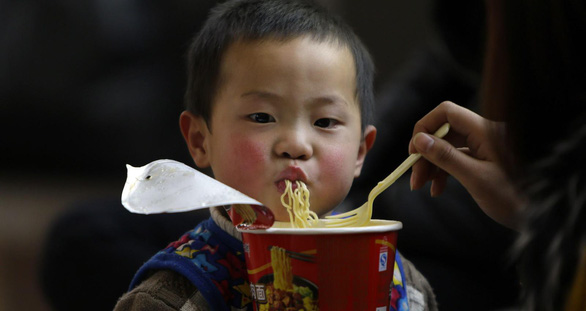 UNICEF: hàng triệu trẻ em ở Đông Nam Á suy dinh dưỡng do mì ăn liền - Ảnh 1.