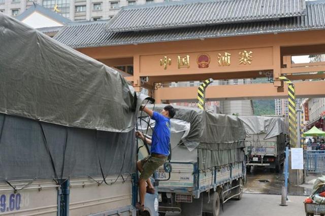 500 xe hàng nông sản ùn ứ tại cửa khẩu Tân Thanh