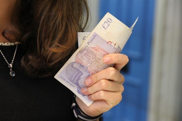 Chỉ 37% người Anh sẵn sàng trả nợ thay cho bạn đời