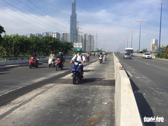 TP.HCM mở rộng làn đường dành cho xe máy trên cầu Sài Gòn - Ảnh 1.