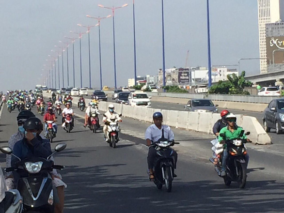 TP.HCM mở rộng làn đường dành cho xe máy trên cầu Sài Gòn - Ảnh 2.