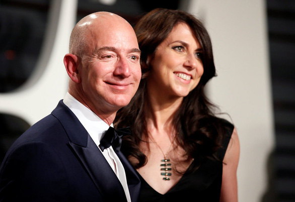 Mất 10 tỉ USD một năm, Jeff Bezos vẫn là người giàu nhất thế giới - Ảnh 1.
