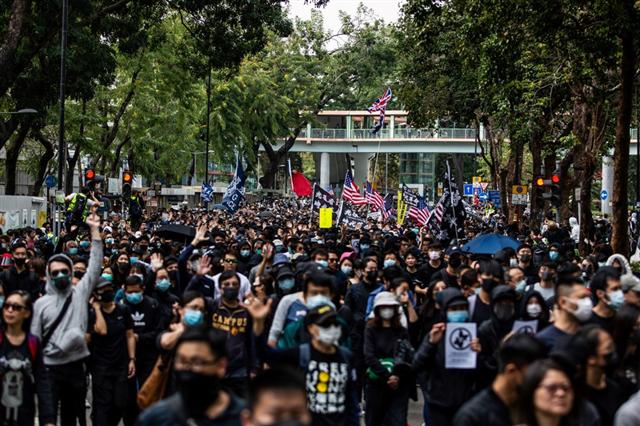 Hàng ngàn người Hồng Kông tuần hành phản đối ‘con buôn’ từ đại lục