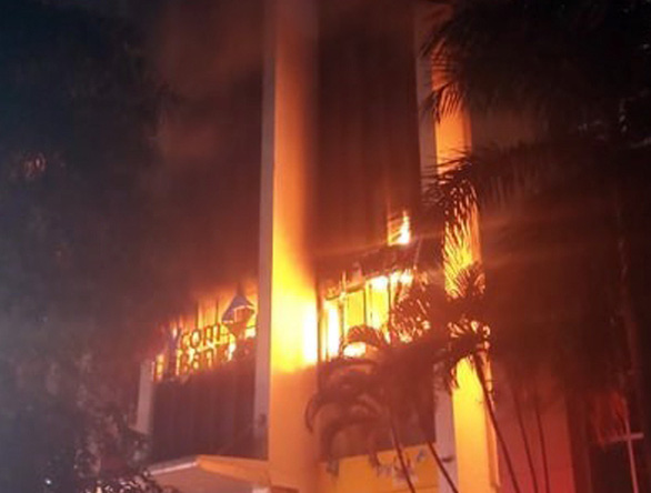 Cháy lớn tại tòa nhà Dầu khí Thanh Hóa, một người chết, 8 người ngạt khí - Ảnh 1.