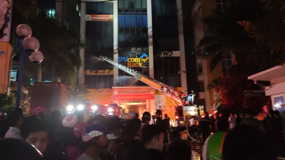 Cháy lớn tại tòa nhà Dầu khí Thanh Hóa, một người chết, 8 người ngạt khí - Ảnh 2.