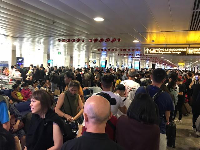 Sân bay Tân Sơn Nhất kẹt cứng, hành khách ‘mở sới’ chờ bay