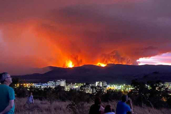 Cháy rừng lan tới thủ đô Úc - Ảnh 1.