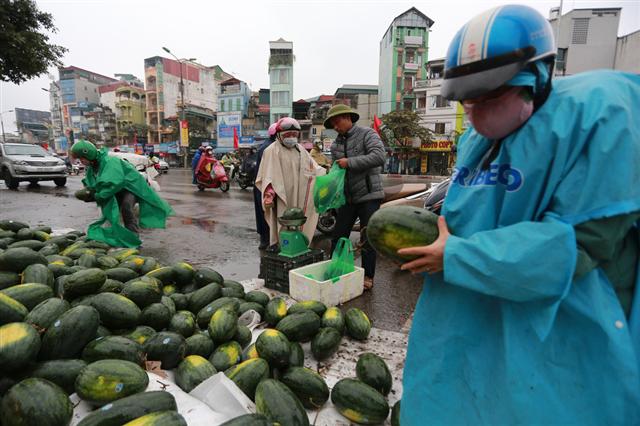 Người Hà Nội mua giải cứu dưa hấu không thể xuất sang Trung Quốc - Ảnh 3.