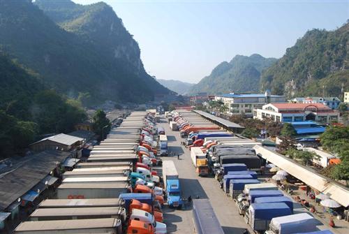 Trade at Vietnam-China border gates intensifies