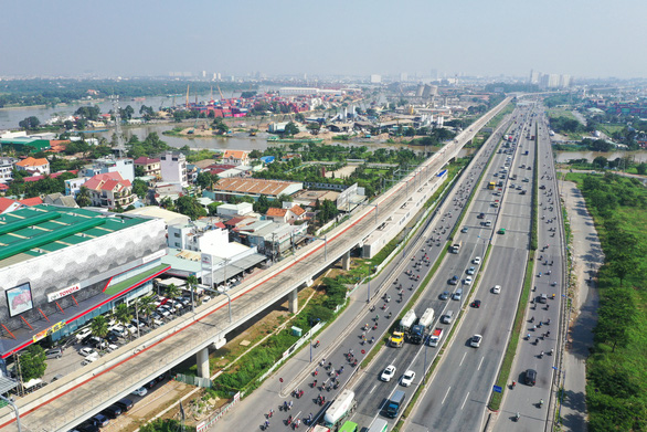 TP.HCM xây 10 cầu vượt bộ hành trên xa lộ Hà Nội nối các ga metro - Ảnh 1.