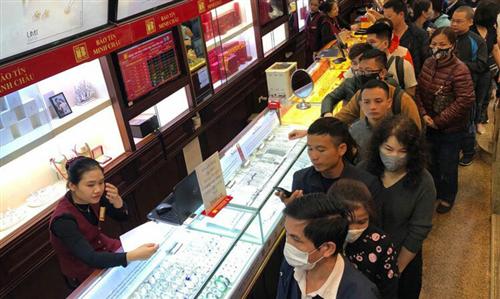 Traders queue up to sell as gold loses luster
