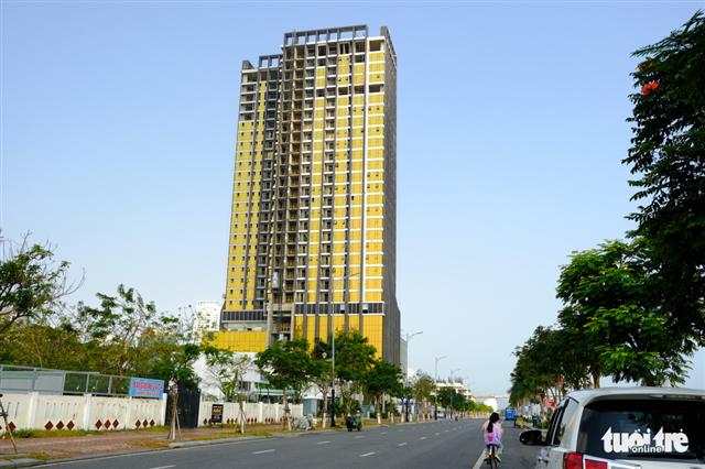 Cận cảnh hai tòa nhà dát vàng gây nhức mắt tại Đà Nẵng - Ảnh 2.