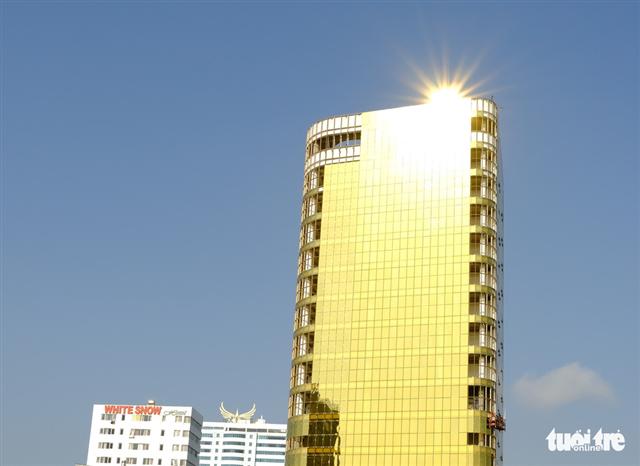 Cận cảnh hai tòa nhà dát vàng gây nhức mắt tại Đà Nẵng - Ảnh 5.