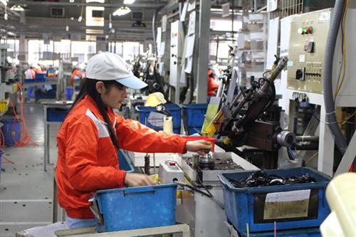Vietnam suffers first decline in 4 years in manufacturing activiy on Covid-19