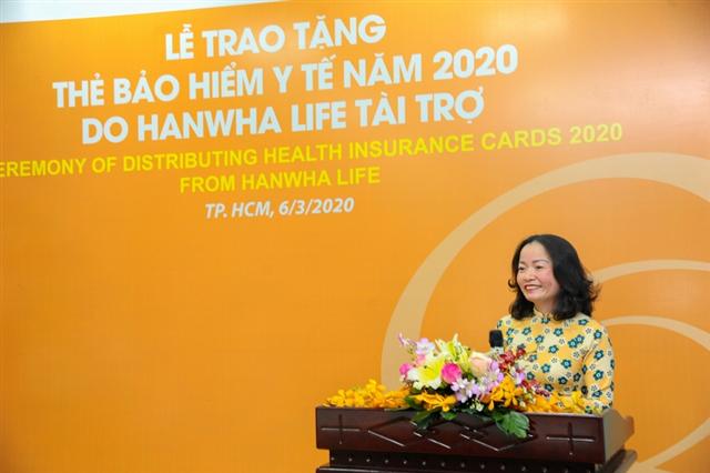 Hanwha Life Vietnam donates free health insurance cards to Vietnamese people in need