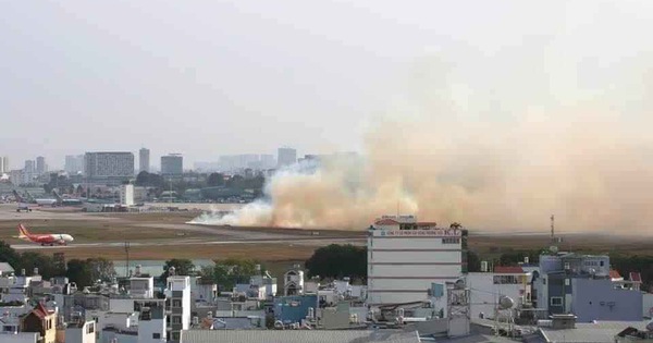 Máy bay nổ lốp ở Tân Sơn Nhất, cột khói bốc cao