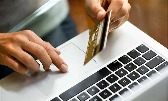Despite Covid-19, Vietnam sees no online shopping surge