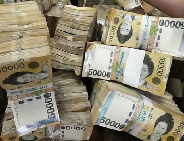 Корейский миллион в рублях. Деньги Кореи. Южнокорейские деньги. Много корейских денег. Корея деньги пачка.