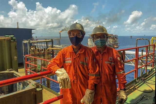 PetroVietnam workers put in maximum effort to overcome oil price fall and COVID-19