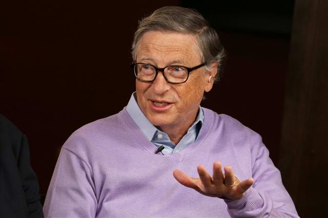 Bill Gates: Không có đũa thần nào ngoài vaccine giúp kinh tế hồi phục