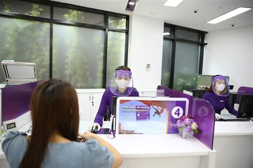 Fitch lowers rating outlooks of Vietnamese banks on Covid-19