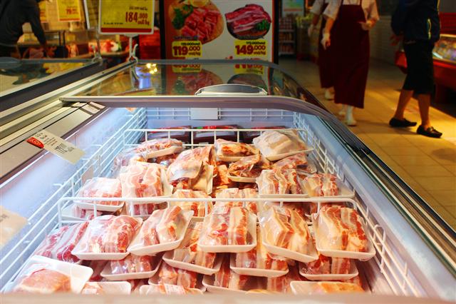 Giá thịt heo nhập rẻ bằng nửa trong nước