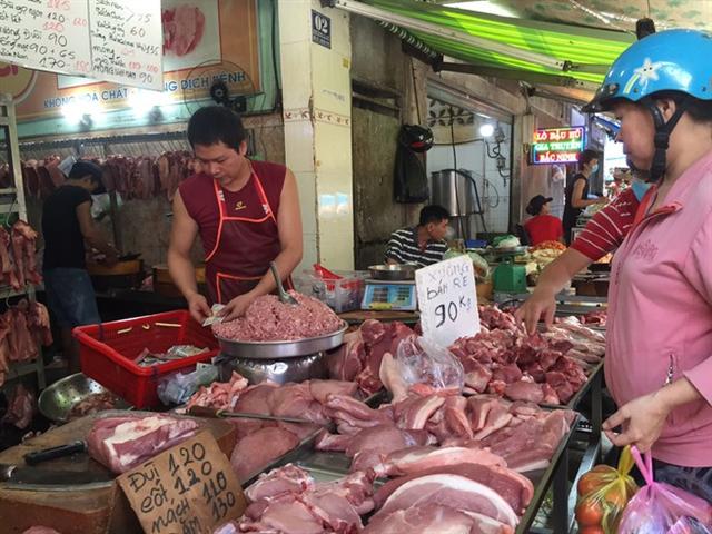 Giá heo hơi giảm nhẹ, giá bán lẻ thịt heo vẫn tăng