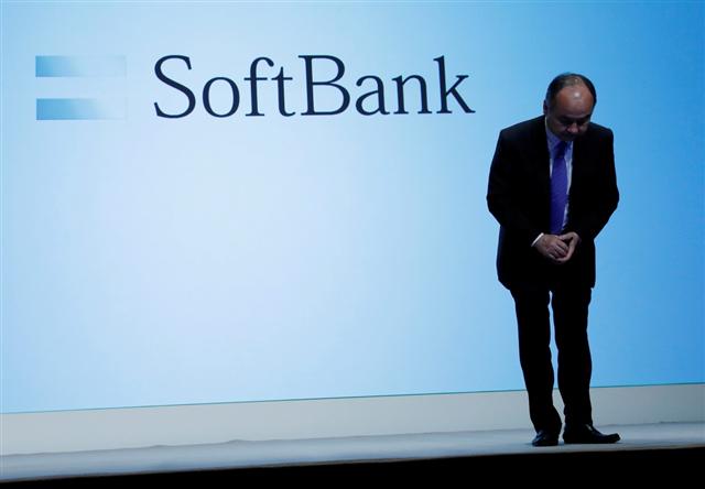 SoftBank tìm cách thoát vũng lầy