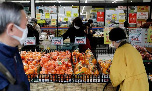Nhật Bản lần đầu giảm phát trong 3 năm
