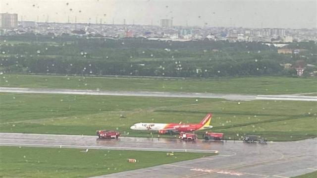 Máy bay Vietjet trượt bánh lao ra bãi cỏ, Tân Sơn Nhất đóng cửa đường băng