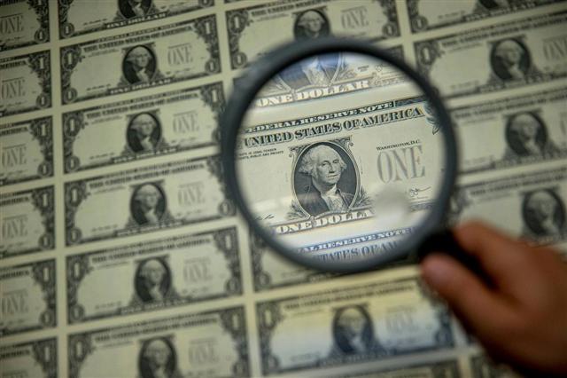 Các công ty Mỹ ráo riết trữ tiền mặt
