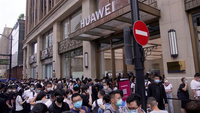 Huawei mở cửa hàng lớn nhất tại Trung Quốc ảnh 1
