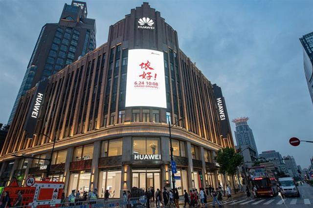 Huawei mở cửa hàng lớn nhất tại Trung Quốc ảnh 2