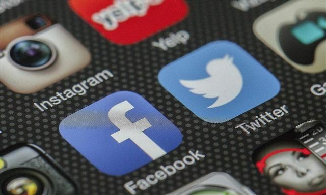 Facebook, Twitter lao đao vì bị tẩy chay