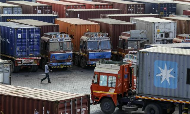 Hàng hóa Trung Quốc tắc nghẽn tại cảng Ấn Độ
