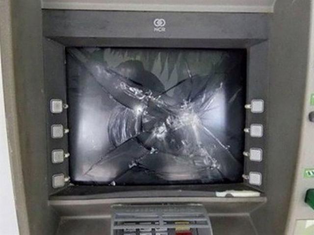 Nhậu say, vác búa đập nát cây ATM để 'đòi thẻ, đòi tiền'