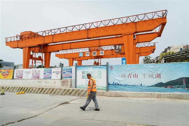 Trung Quốc đổ tiền vào hạ tầng kích thích kinh tế