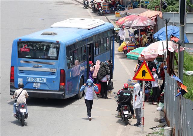Xe buýt Sài Gòn thiếu nhà chờ
