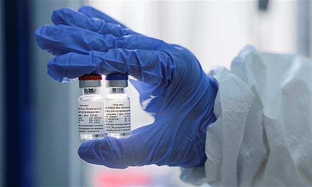 Bộ Y tế đề xuất đặt mua vaccine Covid-19 của Nga