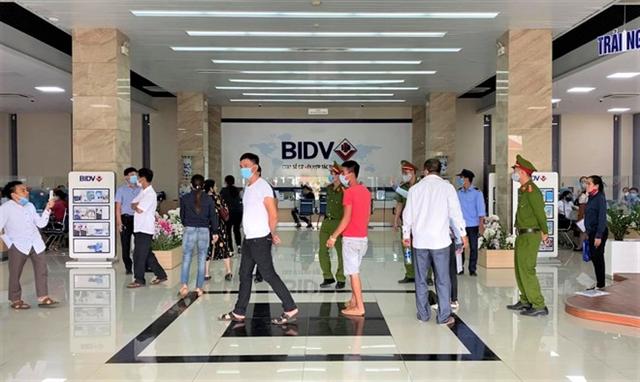 Nhiều người vay vốn gánh nợ tiền tỉ vì bị nhân viên BIDV 'làm xiếc' hồ sơ