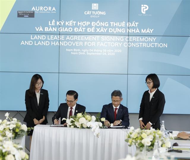 Cat Tuong and Top Textiles Vietnam sign land lease contract at Aurora IP
