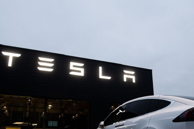 Giá trị thị trường của hãng sản xuất xe điện Tesla giảm 50 tỷ USD