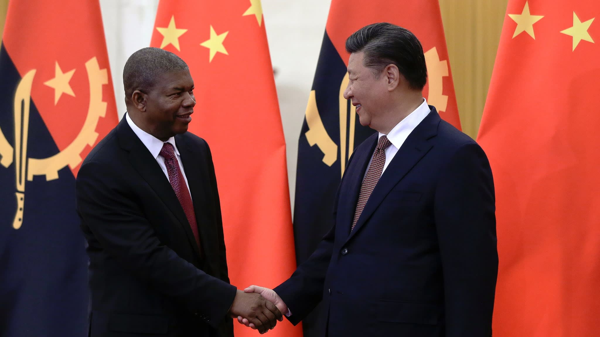 Nợ hàng tỷ USD của Angola: 
Mặc dù Angola đang đối mặt với một khoản nợ hàng tỷ USD, nhưng đất nước này vẫn đang phát triển với tốc độ nhanh chóng. Bức ảnh liên quan đến chủ đề này sẽ giúp bạn hiểu rõ hơn về tình hình kinh tế của Angola và cách chính phủ đang đối phó với tình trạng này.
