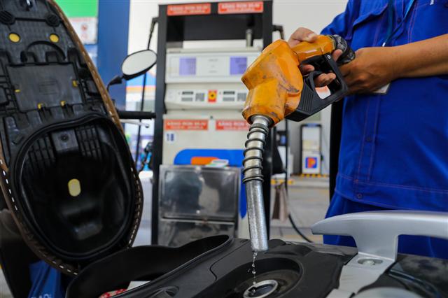 Giá xăng dầu biến động ra sao khi thay đổi cách tính?