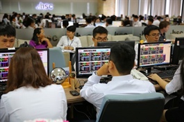 Vietnamese stocks tumble after U.S. President tests positive for Covid-19
