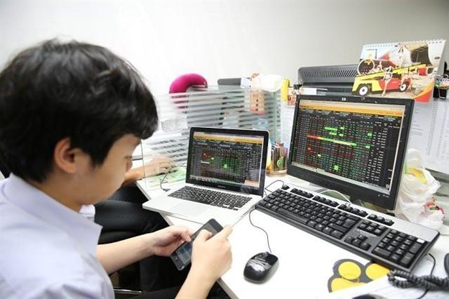 Strong cash flow spurs VN-Index up