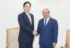PM urges Samsung to invest in semi-conductor manufacturing plant in Vietnam