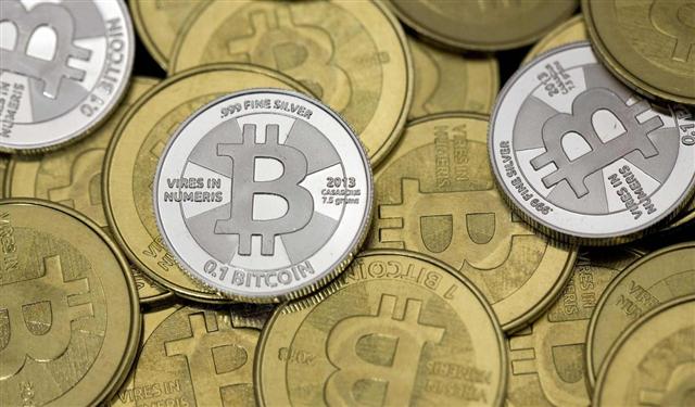 Bitcoin tăng vọt, tiến sát 19.000 USD một đồng
