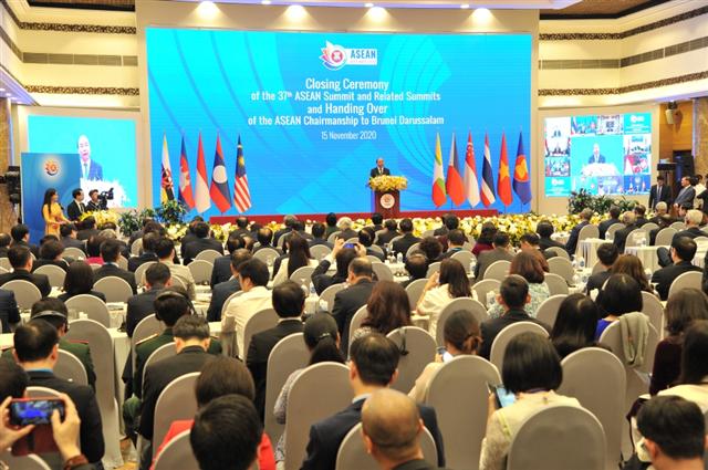 Vietnam caps term as ASEAN Chair with signing of major trade pact